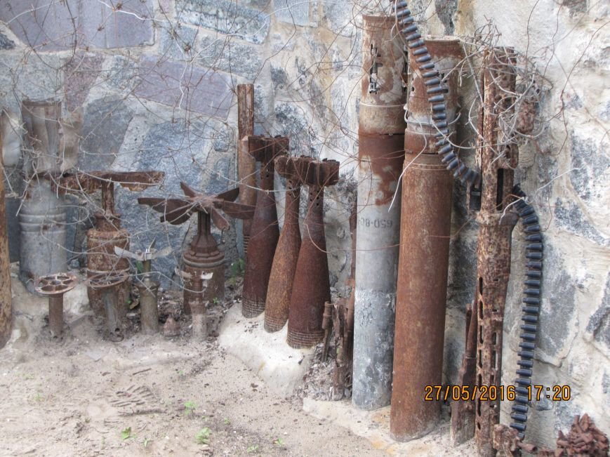 Саперы разбирают в Мелитополе забор-музей из боеприпасов (о..., фото-2 Саперы разбирают в Мелитополе забор-музей из боеприпасов (обновлено, фото), фото-2