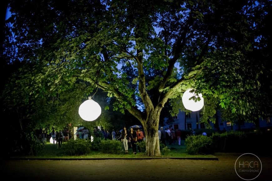 Светящиеся шары на улицах, или Как в Полоцке «зажгли» сквер в центре города, фото-7
