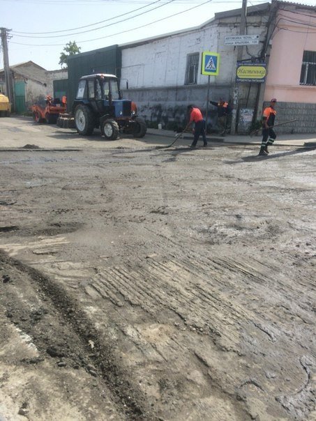 В Симферополе кладут асфальт на месте текущей канализации..., фото-2 В Симферополе кладут асфальт на месте текущей канализации (ФОТО), фото-2