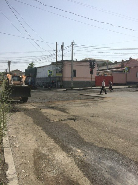 В Симферополе кладут асфальт на месте текущей канализации..., фото-3 В Симферополе кладут асфальт на месте текущей канализации (ФОТО), фото-3