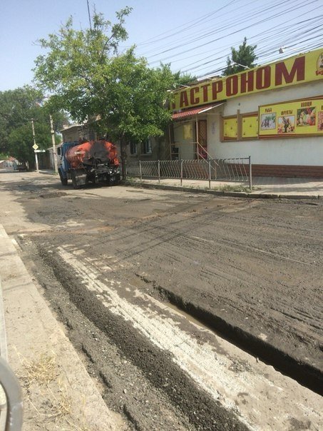 В Симферополе кладут асфальт на месте текущей канализации..., фото-1 В Симферополе кладут асфальт на месте текущей канализации (ФОТО), фото-1