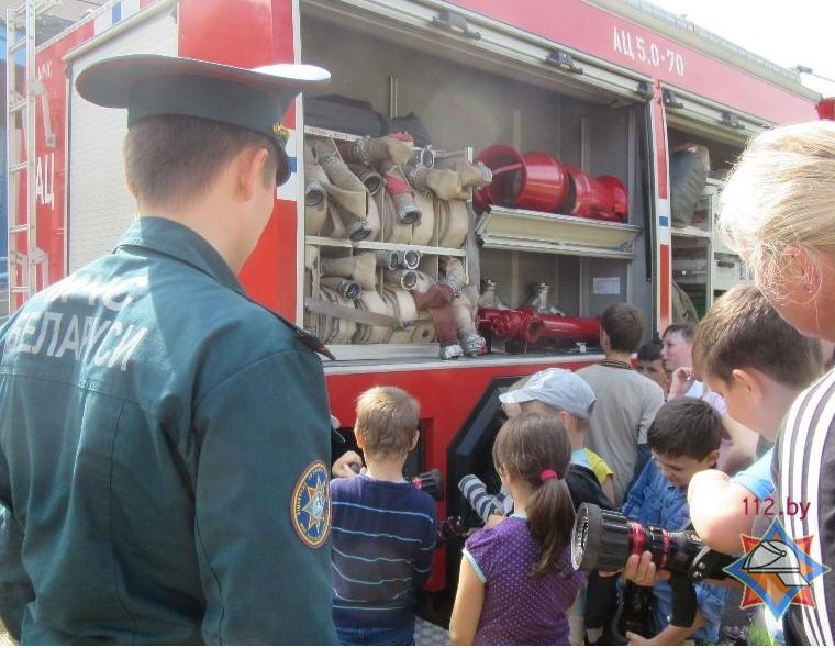 Водная феерия, «боевка» и «змейка». Новополоцкие спасатели провели  в «Комете» праздник безопасности (+ фото), фото-1