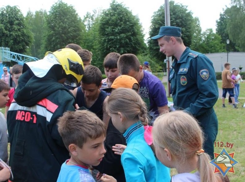 Водная феерия, «боевка» и «змейка». Новополоцкие спасатели провели  в «Комете» праздник безопасности (+ фото), фото-6