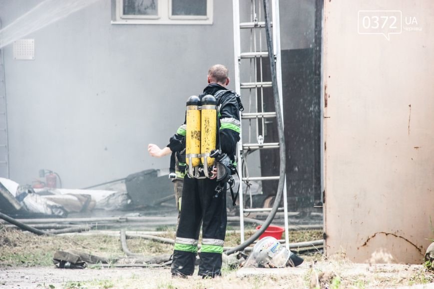Позаду приміщення "Чернівцігаз" спалахнула масштабна пожеж..., фото-16 Позаду приміщення "Чернівцігаз" спалахнула масштабна пожежа(ФОТО), фото-16