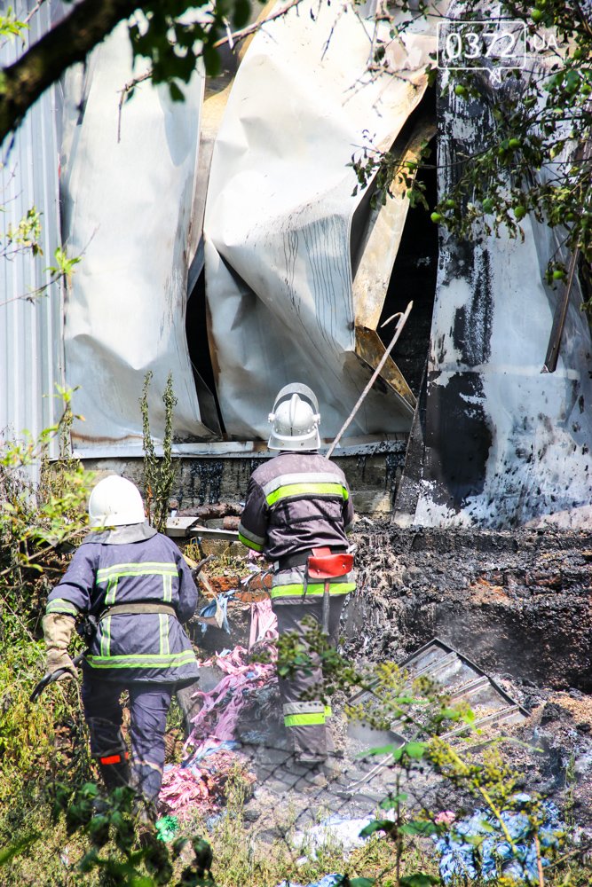 Позаду приміщення "Чернівцігаз" спалахнула масштабна пожеж..., фото-10 Позаду приміщення "Чернівцігаз" спалахнула масштабна пожежа(ФОТО), фото-10