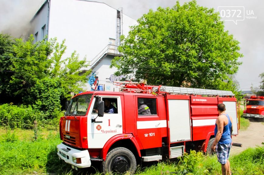 Позаду приміщення "Чернівцігаз" спалахнула масштабна пожежа..., фото-5 Позаду приміщення "Чернівцігаз" спалахнула масштабна пожежа(ФОТО), фото-5