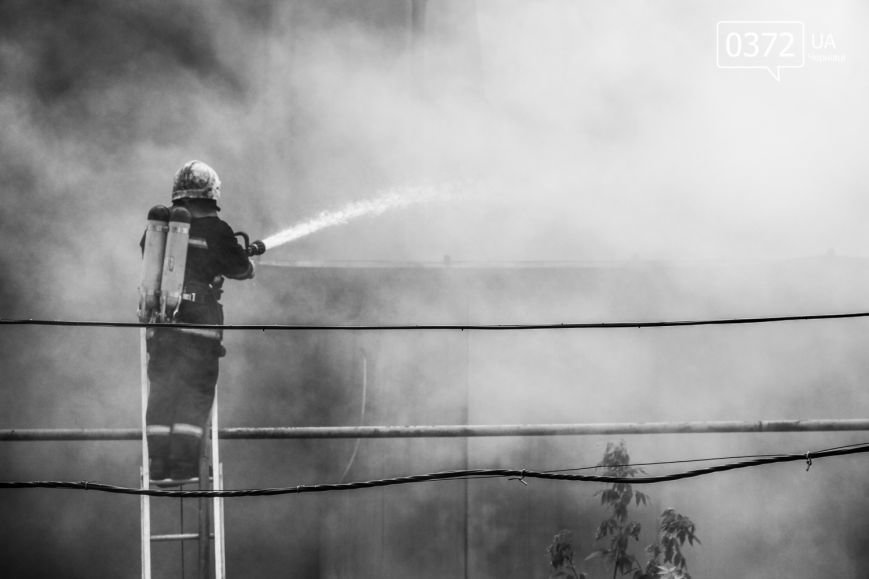 Позаду приміщення "Чернівцігаз" спалахнула масштабна пожеж..., фото-15 Позаду приміщення "Чернівцігаз" спалахнула масштабна пожежа(ФОТО), фото-15