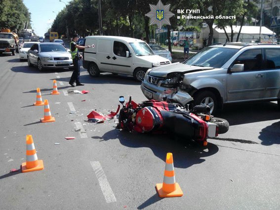 У Рівному позашляховик не пропустив мотоцикл (ФОТО), фото-1 У Рівному позашляховик не пропустив мотоцикл (ФОТО), фото-1