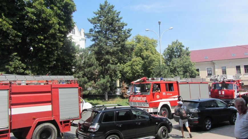 В Ужгороді на Поштовій - вибухи, "терористи" не приймають у..., фото-4 В Ужгороді на Поштовій - вибухи, "терористи" не приймають умови "переговорників": фоторепортаж, фото-4