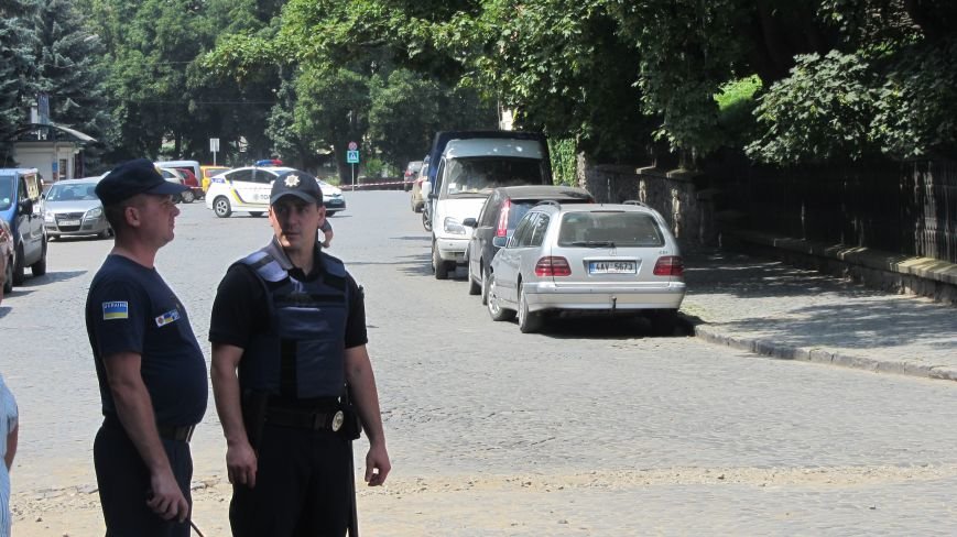 В Ужгороді на Поштовій - вибухи, "терористи" не приймають у..., фото-1 В Ужгороді на Поштовій - вибухи, "терористи" не приймають умови "переговорників": фоторепортаж, фото-1