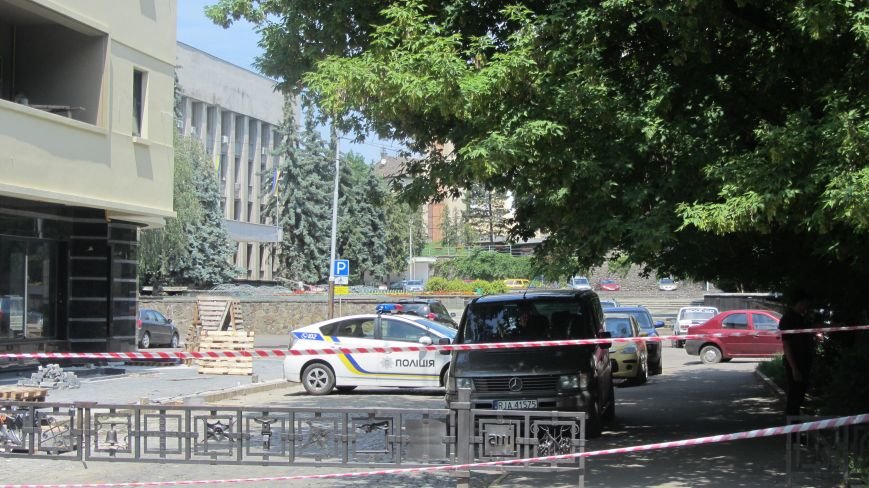 В Ужгороді на Поштовій - вибухи, "терористи" не приймають у..., фото-3 В Ужгороді на Поштовій - вибухи, "терористи" не приймають умови "переговорників": фоторепортаж, фото-3
