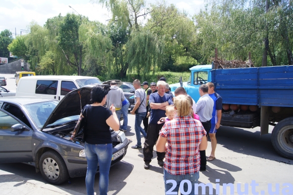 У Тернополі вантажівка протаранила два автомобілі (Фото), фото-3 У Тернополі вантажівка протаранила два автомобілі (Фото), фото-3