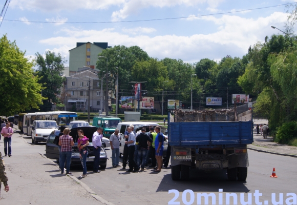 У Тернополі вантажівка протаранила два автомобілі (Фото), фото-1 У Тернополі вантажівка протаранила два автомобілі (Фото), фото-1