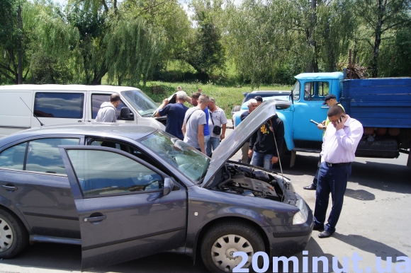 У Тернополі вантажівка протаранила два автомобілі (Фото), фото-4 У Тернополі вантажівка протаранила два автомобілі (Фото), фото-4