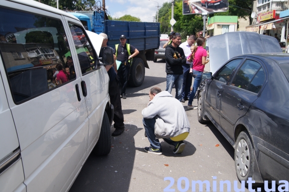 У Тернополі вантажівка протаранила два автомобілі (Фото), фото-5 У Тернополі вантажівка протаранила два автомобілі (Фото), фото-5