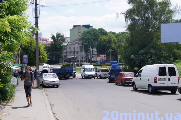 У Тернополі вантажівка протаранила два автомобілі (Фото), фото-2 У Тернополі вантажівка протаранила два автомобілі (Фото), фото-2