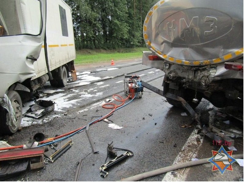 Под Бешенковичами столкнулись два грузовика. Водителя Mercedes из салона доставали спасатели. Фото, фото-2