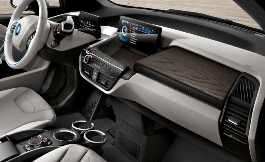 2017-BMW-i3-105-876x535