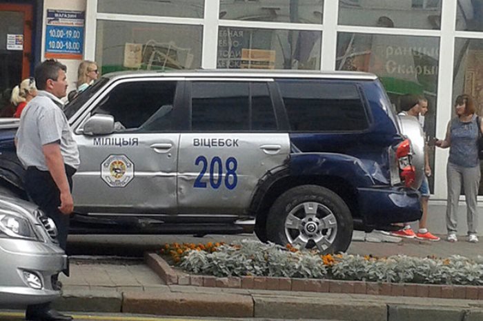 ДТП в Витебске: милицейский Nissan после столкновения с Renault наехал на пешехода, фото-2