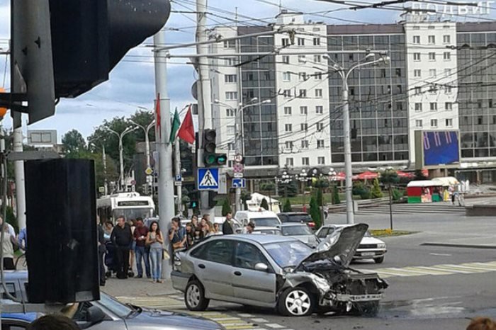 ДТП в Витебске: милицейский Nissan после столкновения с Renault наехал на пешехода, фото-3
