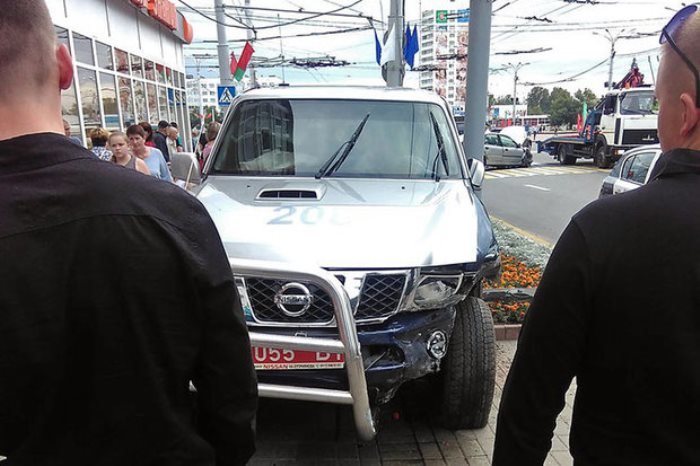 ДТП в Витебске: милицейский Nissan после столкновения с Renault наехал на пешехода, фото-1