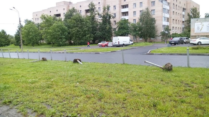 На тротуарах улицы Генерала Хазова срезан асфальт, фото-3 На тротуарах улицы Генерала Хазова срезан асфальт, фото-3