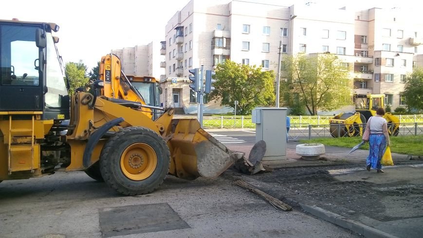 На тротуарах улицы Генерала Хазова срезан асфальт, фото-2 На тротуарах улицы Генерала Хазова срезан асфальт, фото-2
