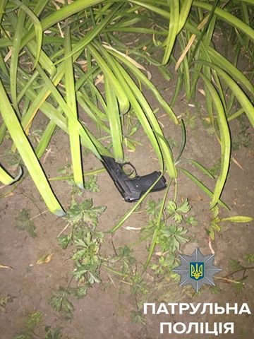 В Кропивницком мужчина убегая от полицейских скинул травмат..., фото-2 В Кропивницком мужчина убегая от полицейских скинул травматический пистолет, фото-2