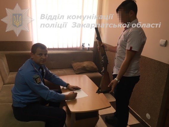 Четверо закарпатців уникнули кримінальної відповідальності..., фото-1 Четверо закарпатців уникнули кримінальної відповідальності через незареєстровану зброю: фото, фото-1