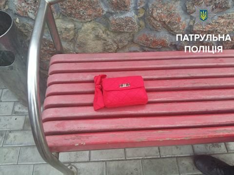 Патрульная полиция разыскала женщину, которая потеряла сумк..., фото-2 Патрульная полиция разыскала женщину, которая потеряла сумку (ФОТО), фото-2
