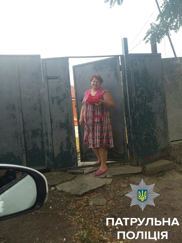 Патрульная полиция разыскала женщину, которая потеряла сумк..., фото-3 Патрульная полиция разыскала женщину, которая потеряла сумку (ФОТО), фото-3