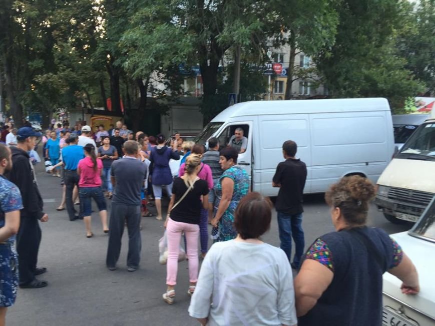 Митинг на Колодезной: продавцы возмущены закрытием ярмарки..., фото-1 Митинг на Колодезной: продавцы возмущены закрытием ярмарки (ФОТО), фото-1
