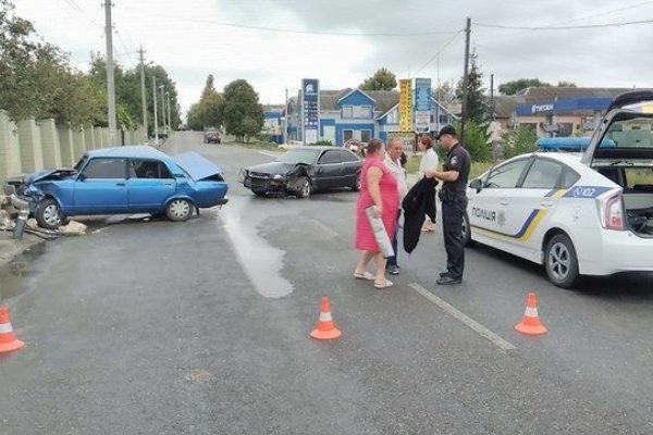 ДТП в Кропивницком: иномарка уничтожила припаркованный авт..., фото-1 ДТП в Кропивницком: иномарка уничтожила припаркованный автомобиль (ФОТО), фото-1