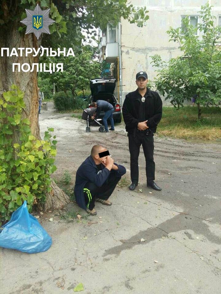 В Кропивницком патрульные поймали мужчину с полным пакетом..., фото-1 В Кропивницком патрульные поймали мужчину с полным пакетом маковой соломки (ФОТО), фото-1