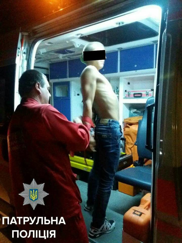 В Кропивницком молодой мужчина крушил квартиру и выбрасыва..., фото-1 В Кропивницком молодой мужчина крушил квартиру и выбрасывал вещи с четвертого этажа (ФОТО), фото-1