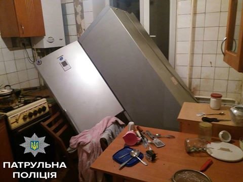В Кропивницком молодой мужчина крушил квартиру и выбрасыва..., фото-2 В Кропивницком молодой мужчина крушил квартиру и выбрасывал вещи с четвертого этажа (ФОТО), фото-2