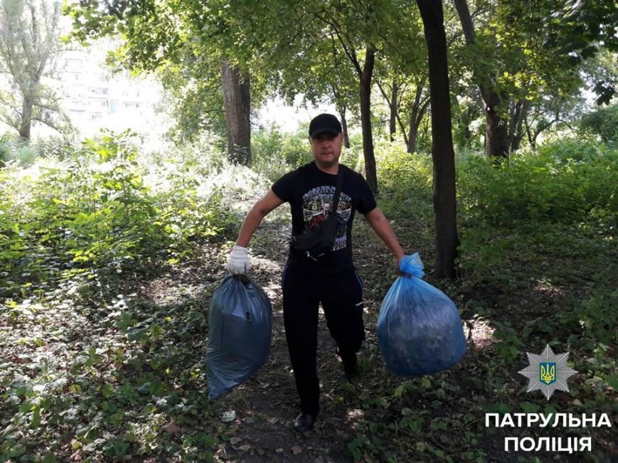 Патрульные вместе с горожанами наводили порядок в запущенн..., фото-2 Патрульные вместе с горожанами наводили порядок в запущенном парке Космонавтов, фото-2