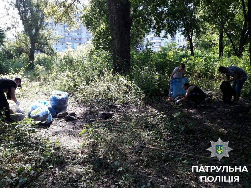 Патрульные вместе с горожанами наводили порядок в запущенн..., фото-4 Патрульные вместе с горожанами наводили порядок в запущенном парке Космонавтов, фото-4
