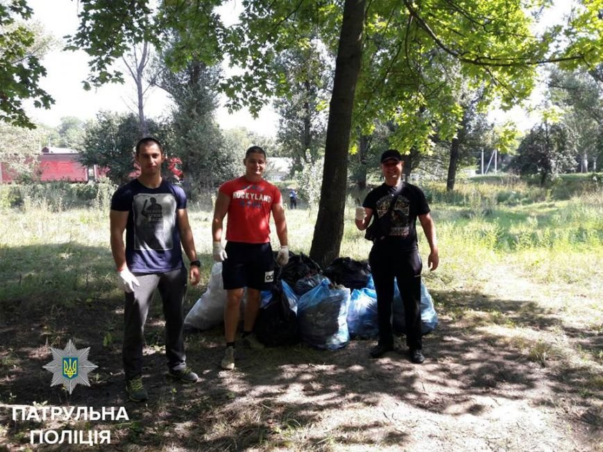 Патрульные вместе с горожанами наводили порядок в запущенн..., фото-3 Патрульные вместе с горожанами наводили порядок в запущенном парке Космонавтов, фото-3