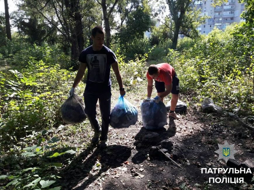 Патрульные вместе с горожанами наводили порядок в запущенн..., фото-1 Патрульные вместе с горожанами наводили порядок в запущенном парке Космонавтов, фото-1