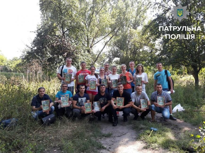 Патрульные вместе с горожанами наводили порядок в запущенн..., фото-5 Патрульные вместе с горожанами наводили порядок в запущенном парке Космонавтов, фото-5