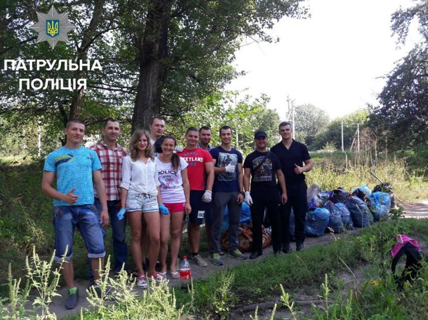 Патрульные вместе с горожанами наводили порядок в запущенн..., фото-6 Патрульные вместе с горожанами наводили порядок в запущенном парке Космонавтов, фото-6