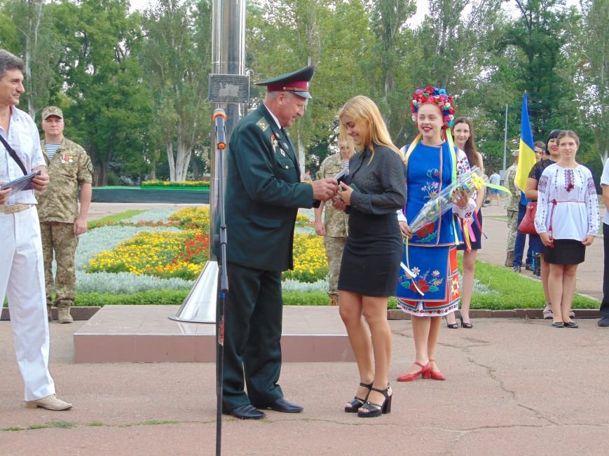 Возле мэрии в Николаеве торжественно подняли флаг Украины (..., фото-3 Возле мэрии в Николаеве торжественно подняли флаг Украины (ФОТОРЕПОРТАЖ, ВИДЕО), фото-3