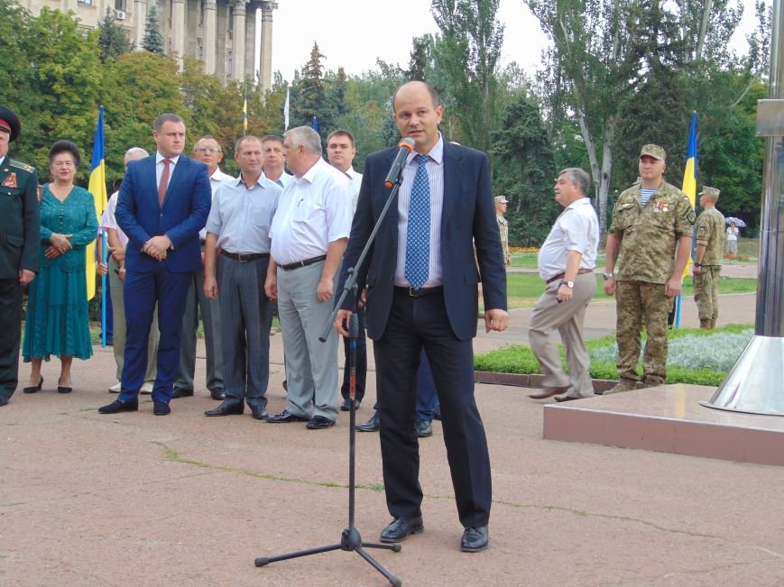 Возле мэрии в Николаеве торжественно подняли флаг Украины (..., фото-2 Возле мэрии в Николаеве торжественно подняли флаг Украины (ФОТОРЕПОРТАЖ, ВИДЕО), фото-2