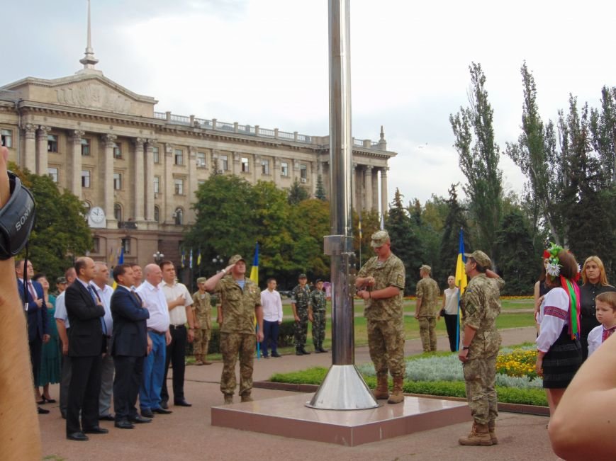 Возле мэрии в Николаеве торжественно подняли флаг Украины (..., фото-8 Возле мэрии в Николаеве торжественно подняли флаг Украины (ФОТОРЕПОРТАЖ, ВИДЕО), фото-8