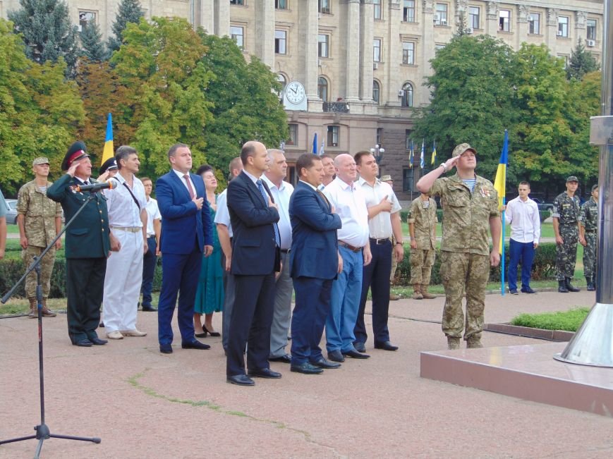 Возле мэрии в Николаеве торжественно подняли флаг Украины (..., фото-1 Возле мэрии в Николаеве торжественно подняли флаг Украины (ФОТОРЕПОРТАЖ, ВИДЕО), фото-1