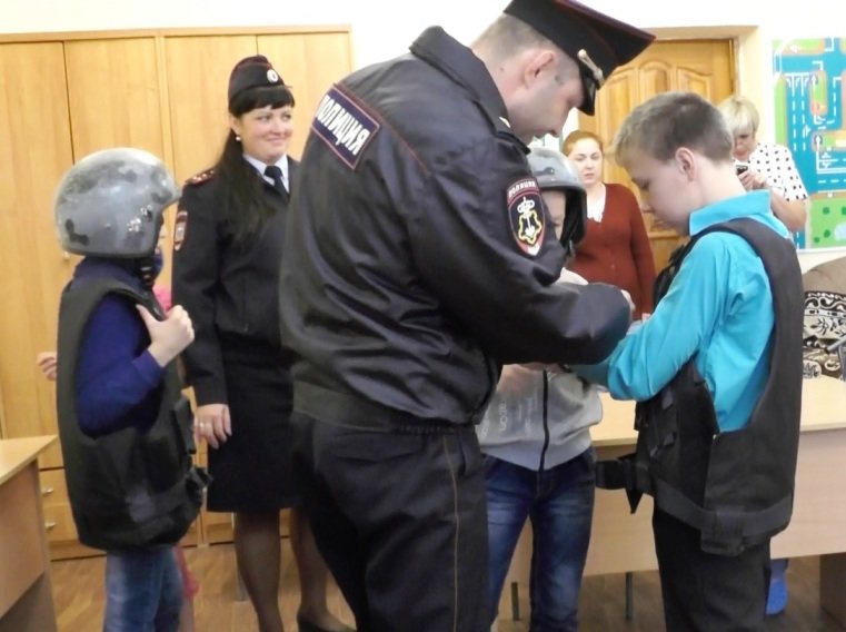Сотрудники Полевского отдела полиции учили воспитанников де..., фото-2 Сотрудники Полевского отдела полиции учили воспитанников детского дома защищать свои права, фото-2