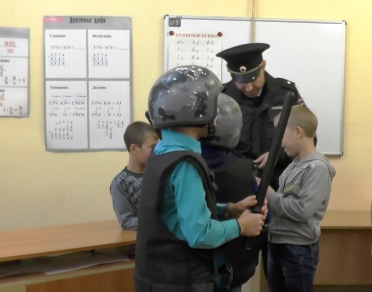 Сотрудники Полевского отдела полиции учили воспитанников де..., фото-3 Сотрудники Полевского отдела полиции учили воспитанников детского дома защищать свои права, фото-3