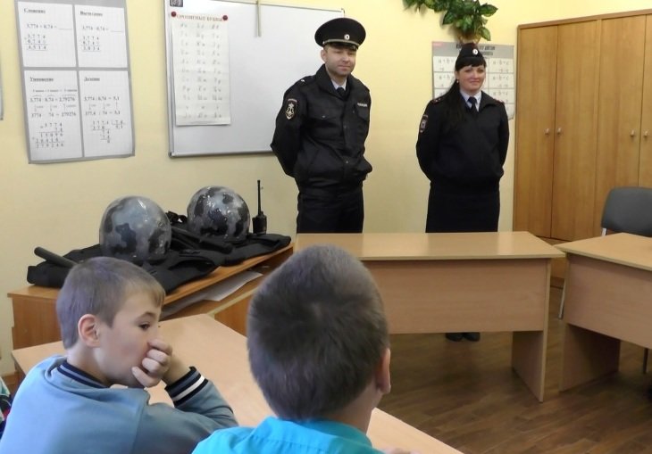 Сотрудники Полевского отдела полиции учили воспитанников де..., фото-1 Сотрудники Полевского отдела полиции учили воспитанников детского дома защищать свои права, фото-1