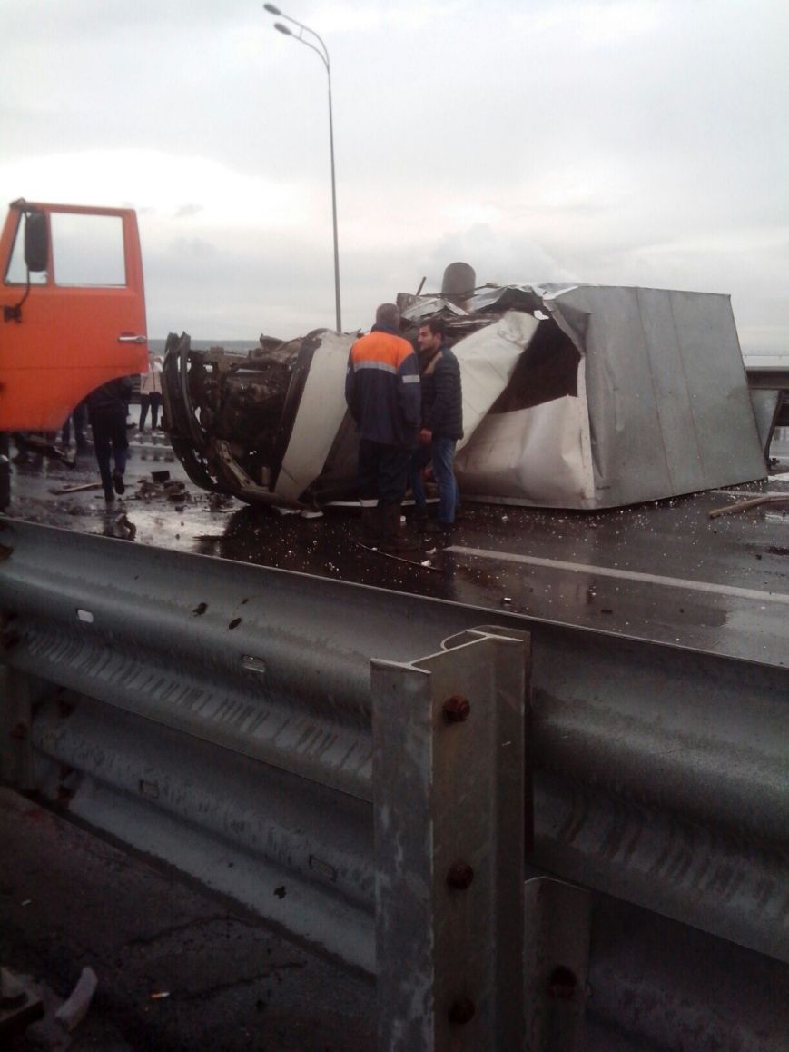 На подъезде к новому мосту в Ульяновске грузовик разбился об Камаз. ФОТО, фото-2